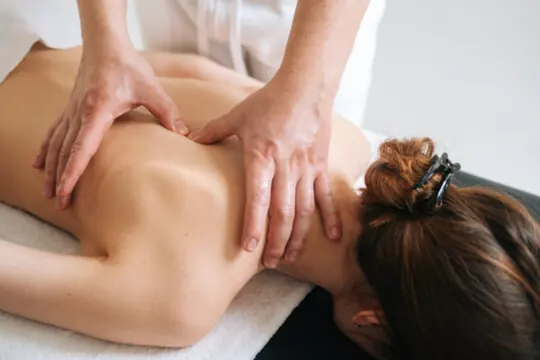 Massoterapia em Curitiba: massagem terapêutica nas costas para aliviar dores musculares