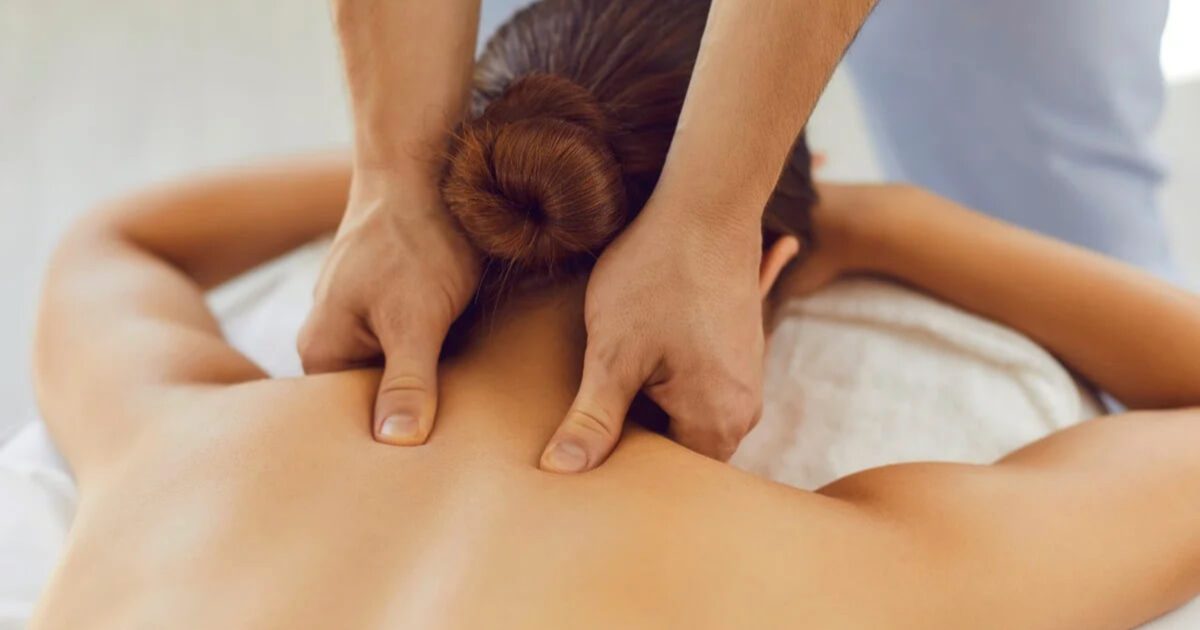 Massagem terapêutica nos ombros e no pescoço para alívio de dores